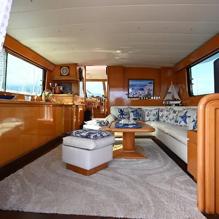 Affitta Yacht Di Lusso 아파트 리포스토